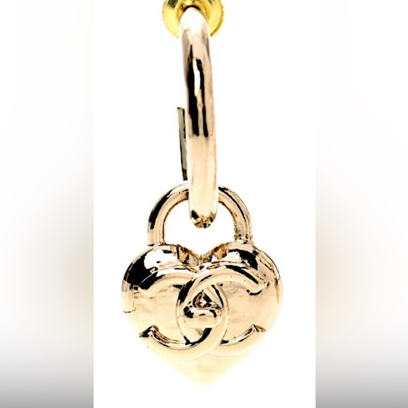 CHANEL GOLD EARRINGS WITH CC LOGO IN THE CENTER - Picture 8 of 10